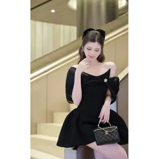 Photo 3 of Đầm đen trễ vai voan xếp nếp nữ
