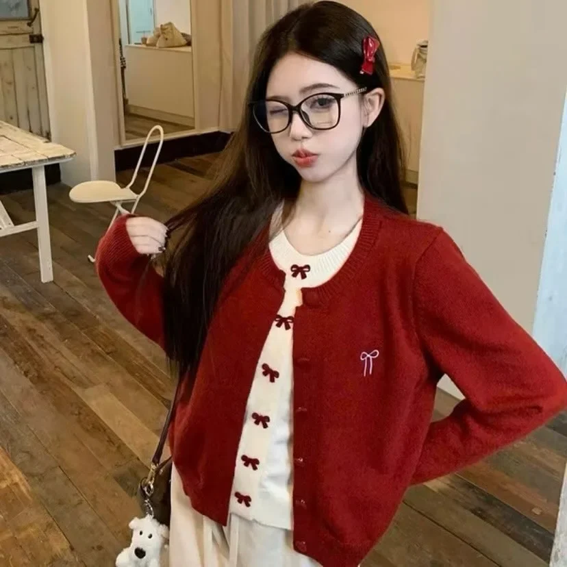 Ảnh 2 của Set cardigan len đỏ kèm quần shorts lông trắng