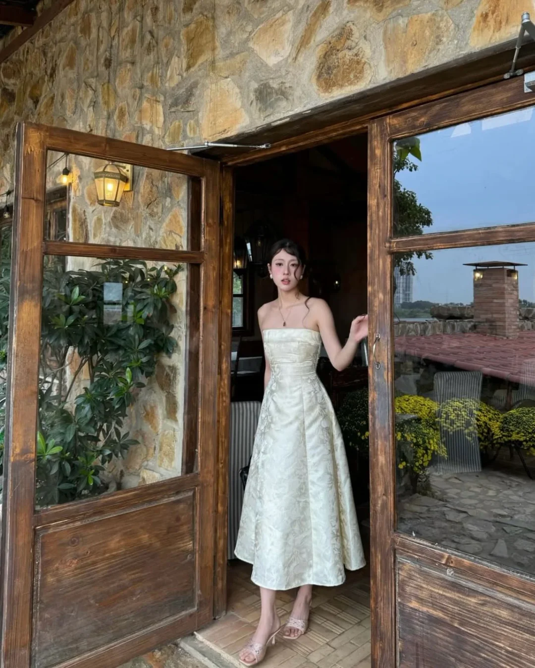 Photo 4 of Đầm dạ hội strapless hoa văn trắng Fini8