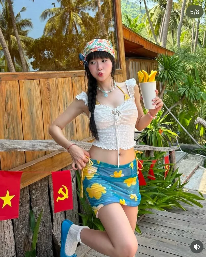Ảnh 1 của Set croptop ren trắng chân váy hoa nữ