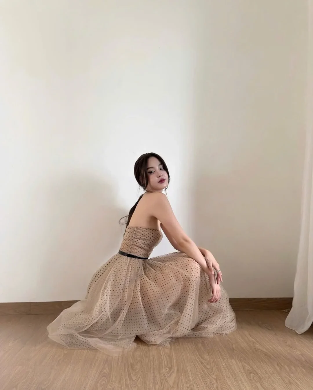 Photo 3 of Váy tulle chấm bi không dây be Ouch.Ic