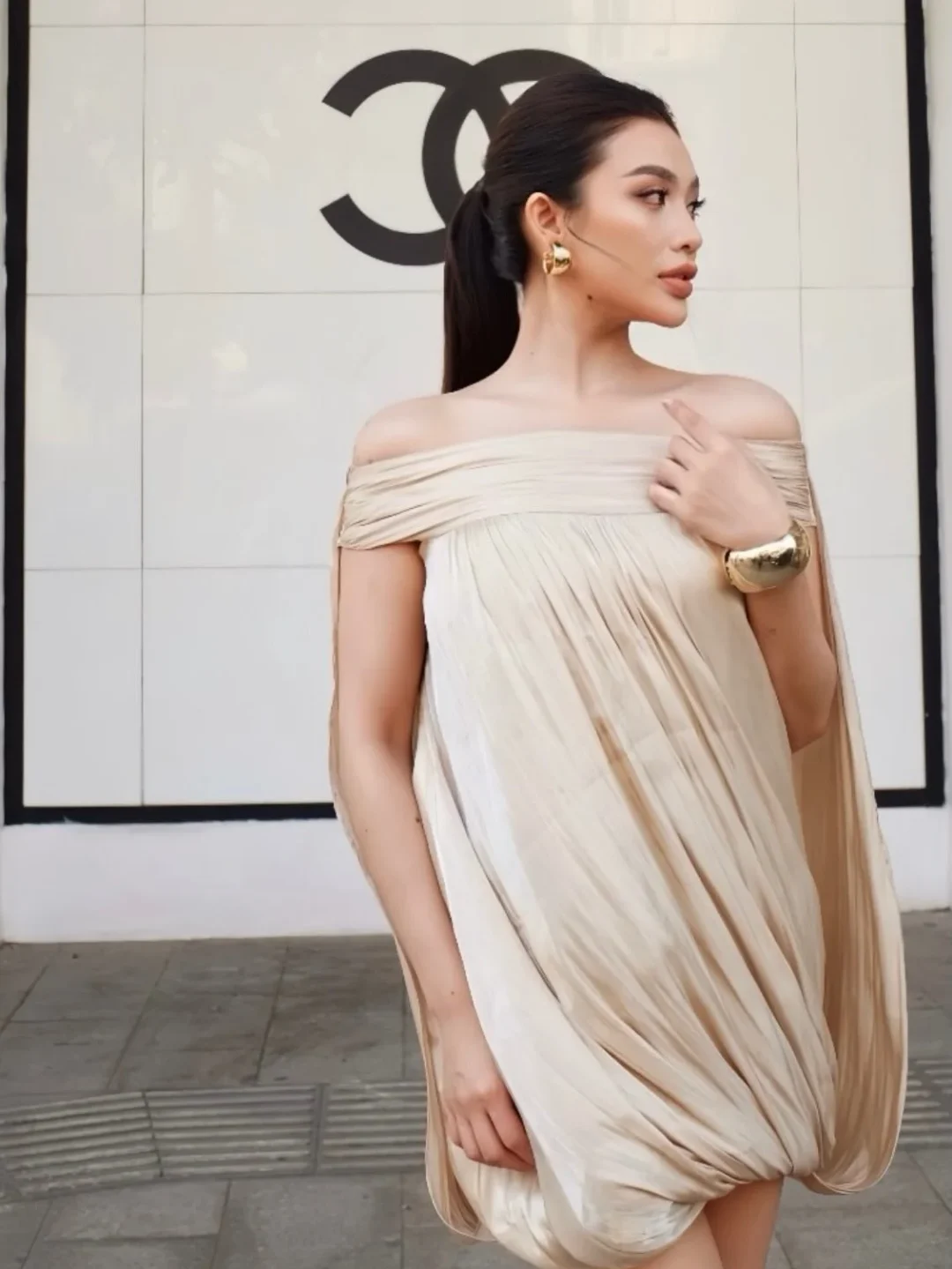 Ảnh 4 của Váy mini trễ vai kim tuyến vàng champagne
