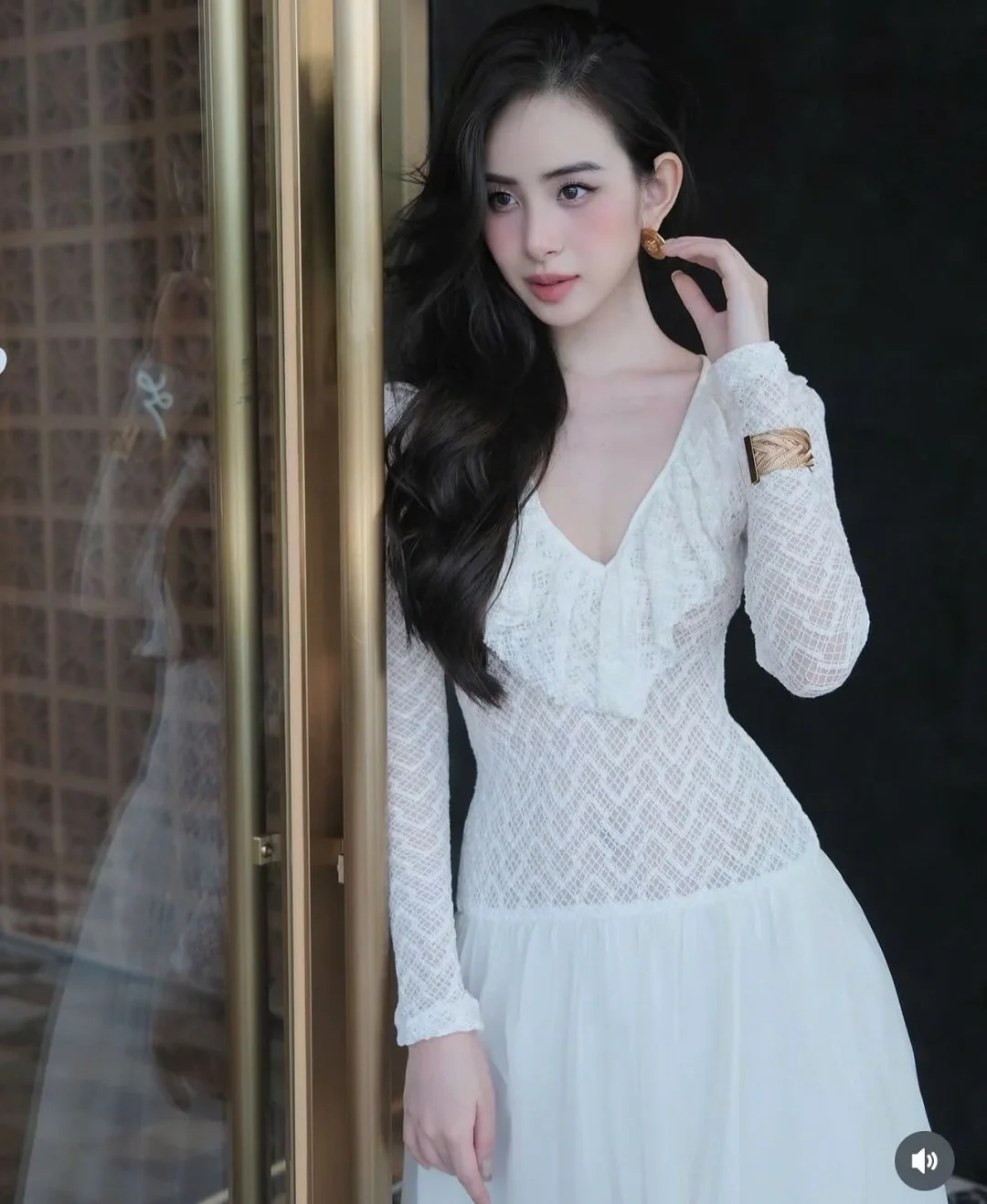 Ảnh 5 của Váy dài trắng Monico ren xẻ tà tay dài