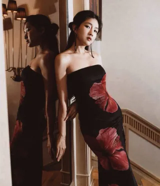 Photo 1 of Váy cúp ngực nhung in hoa đỏ Alexis