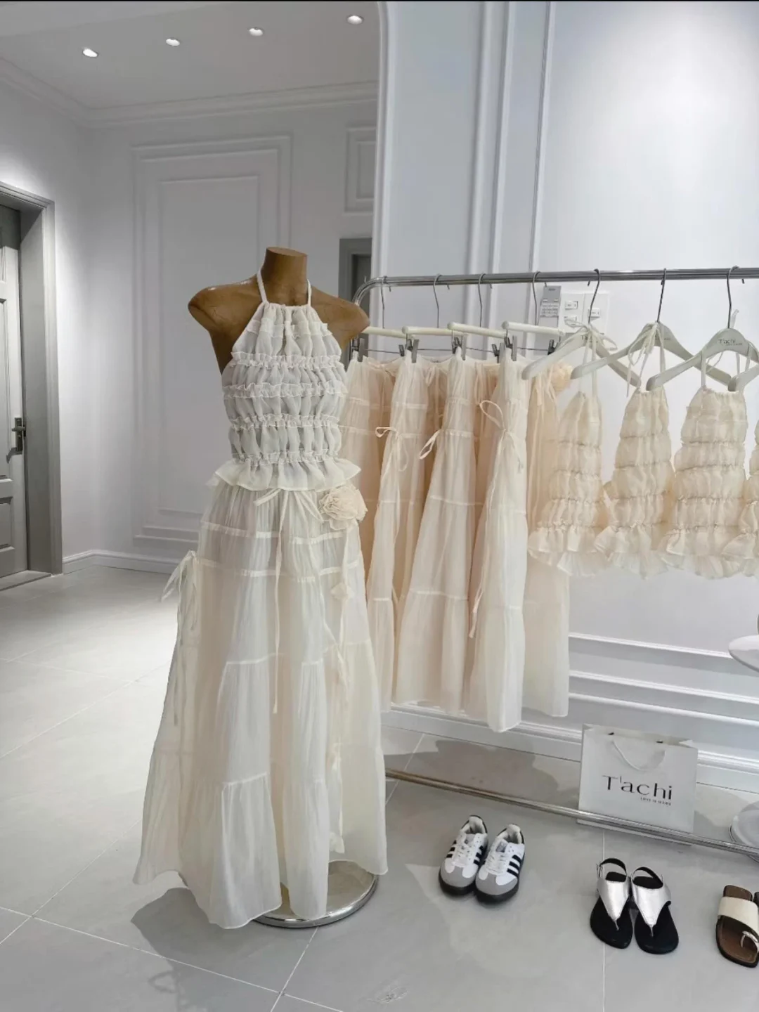 Ảnh 1 của Váy maxi halter bèo nhún kem freesize