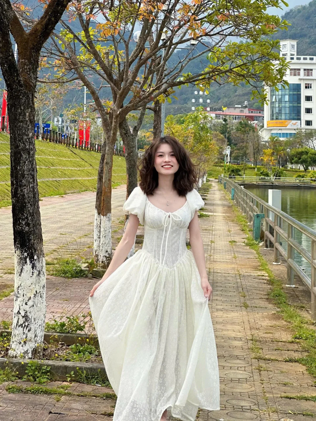 Photo 2 of Váy trắng tay phồng ren size S