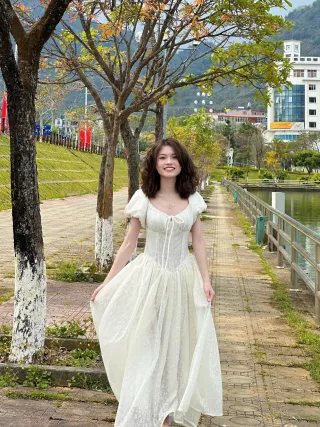 Photo 2 of Váy trắng tay phồng ren size S