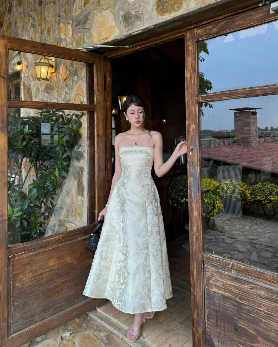 Photo 7 of Đầm dạ hội strapless hoa văn trắng Fini8