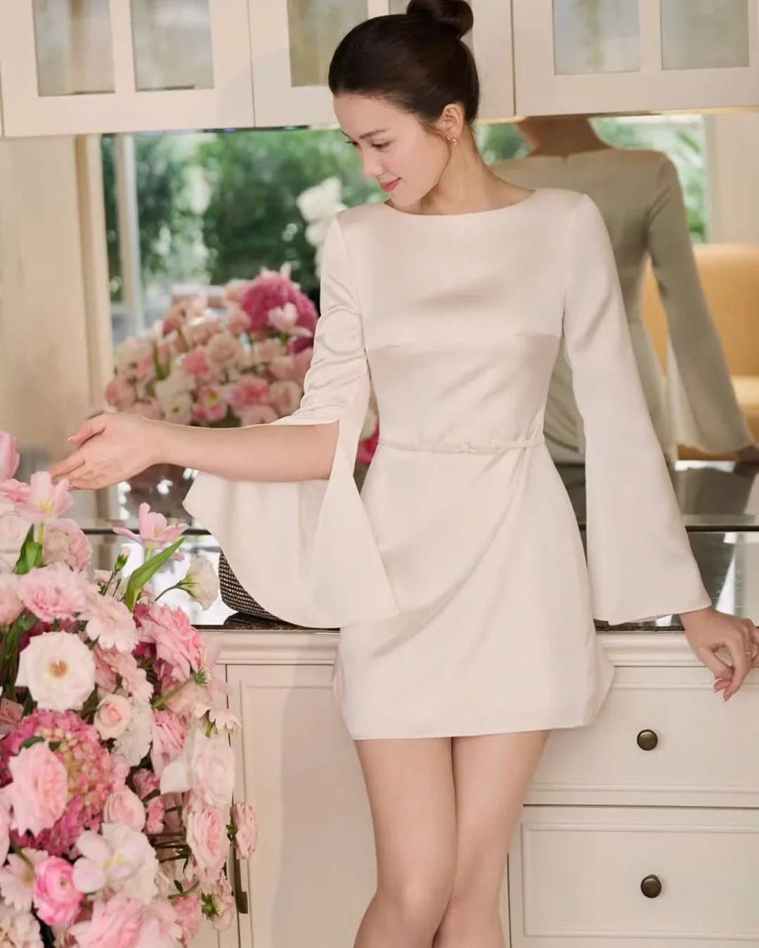 Photo 3 of Váy mini tay loe satin kem Joie Des Roses