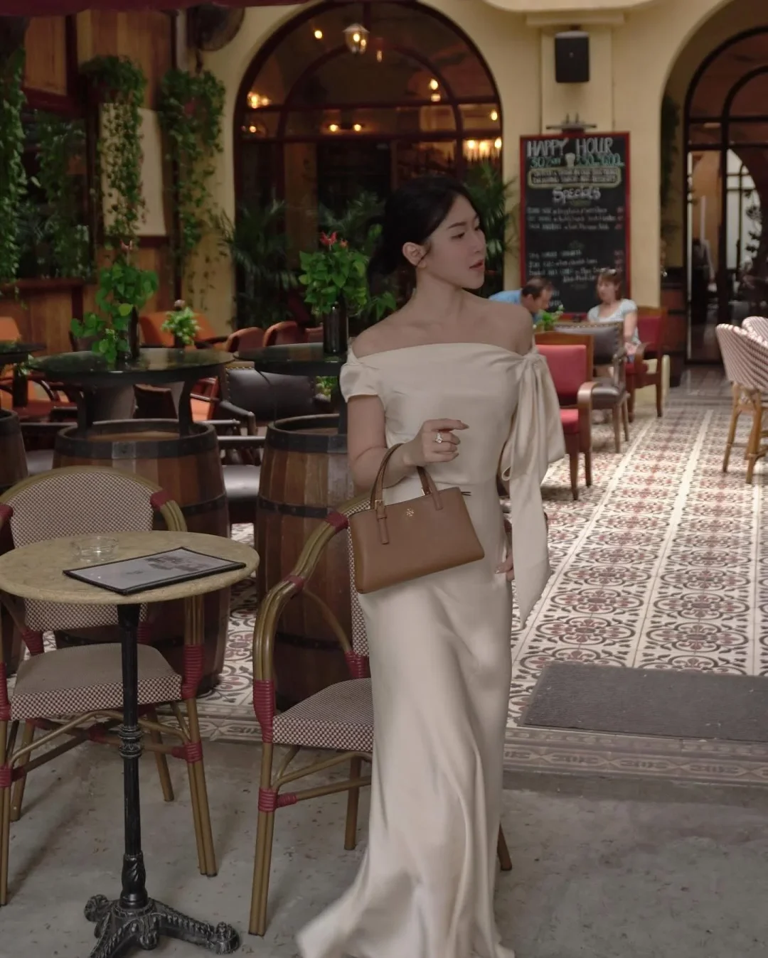 Ảnh 3 của Váy dài lụa trễ vai kem Dressesinsilk