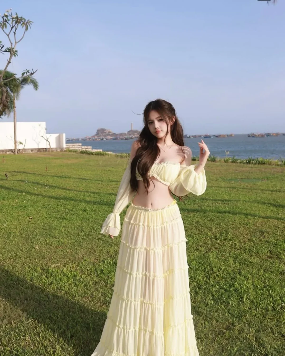 Photo 2 of Set croptop váy maxi vàng nhạt nữ