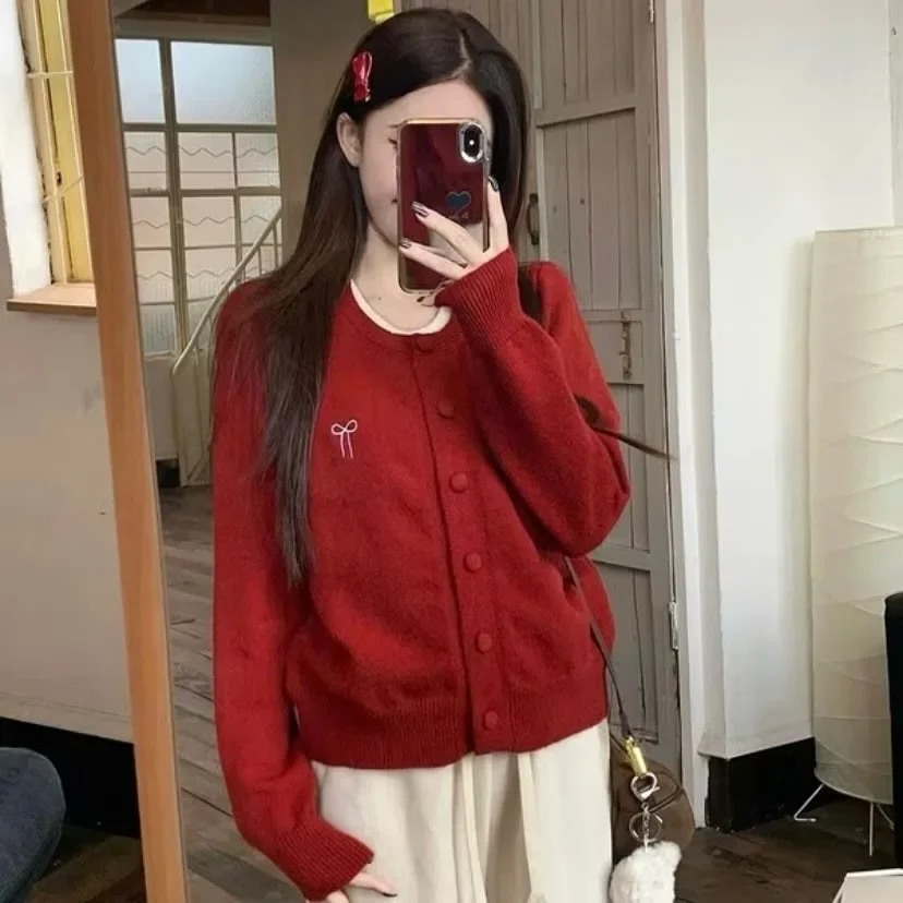 Ảnh 3 của Set cardigan len đỏ kèm quần shorts lông trắng