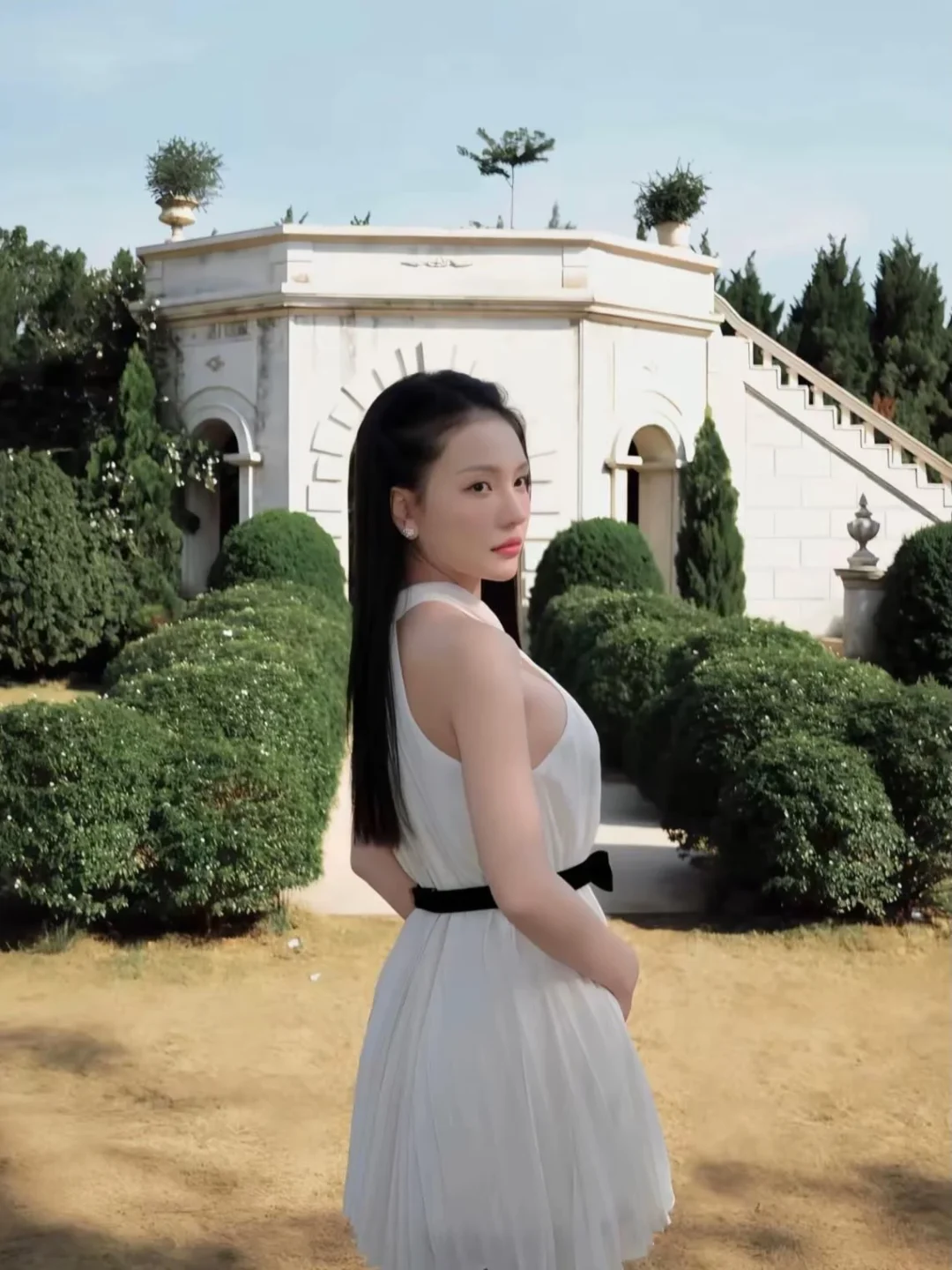 Photo 2 of Váy trắng cổ yếm xếp ly KHIẾT