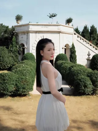 Photo 2 of Váy trắng cổ yếm xếp ly KHIẾT