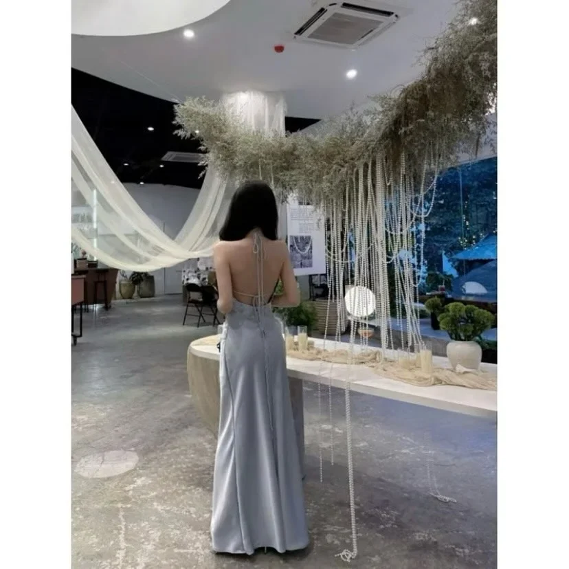 Ảnh 1 của Váy dạ hội satin xám nhạt hở lưng