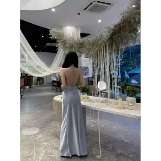 Ảnh 1 của Váy dạ hội satin xám nhạt hở lưng