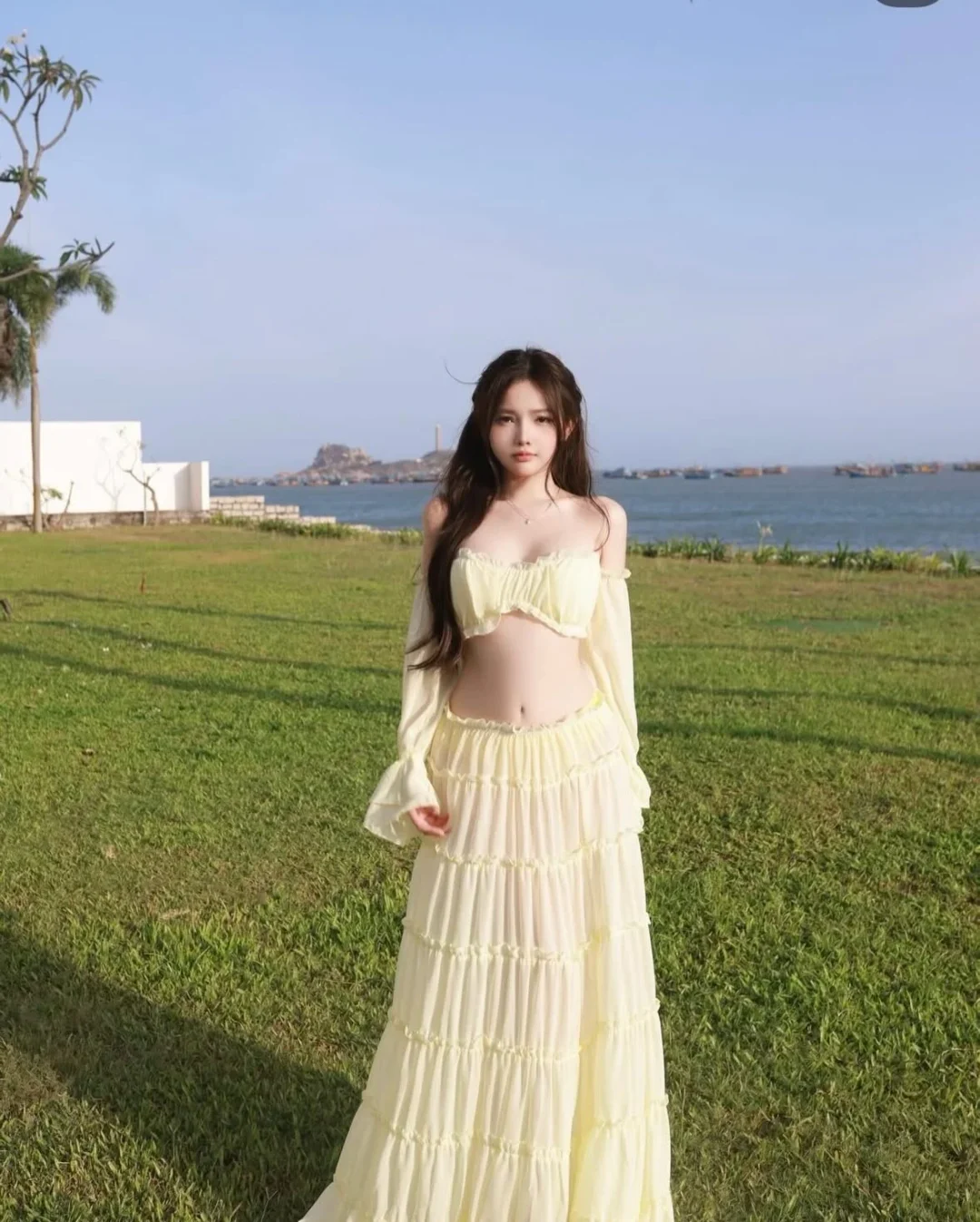 Photo 3 of Set croptop váy maxi vàng nhạt nữ