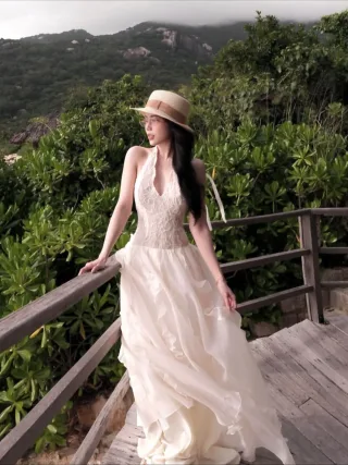 Ảnh 4 của Đầm ren trắng cổ yếm Amelie nữ tính