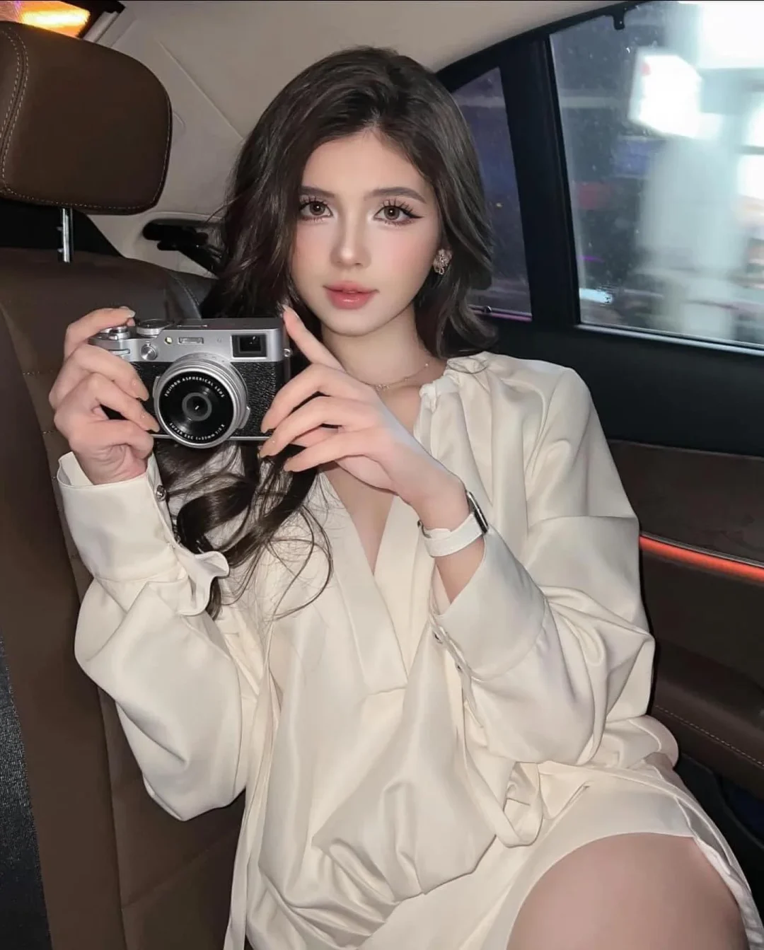 Photo 5 of Váy satin trắng kem có mũ Monico