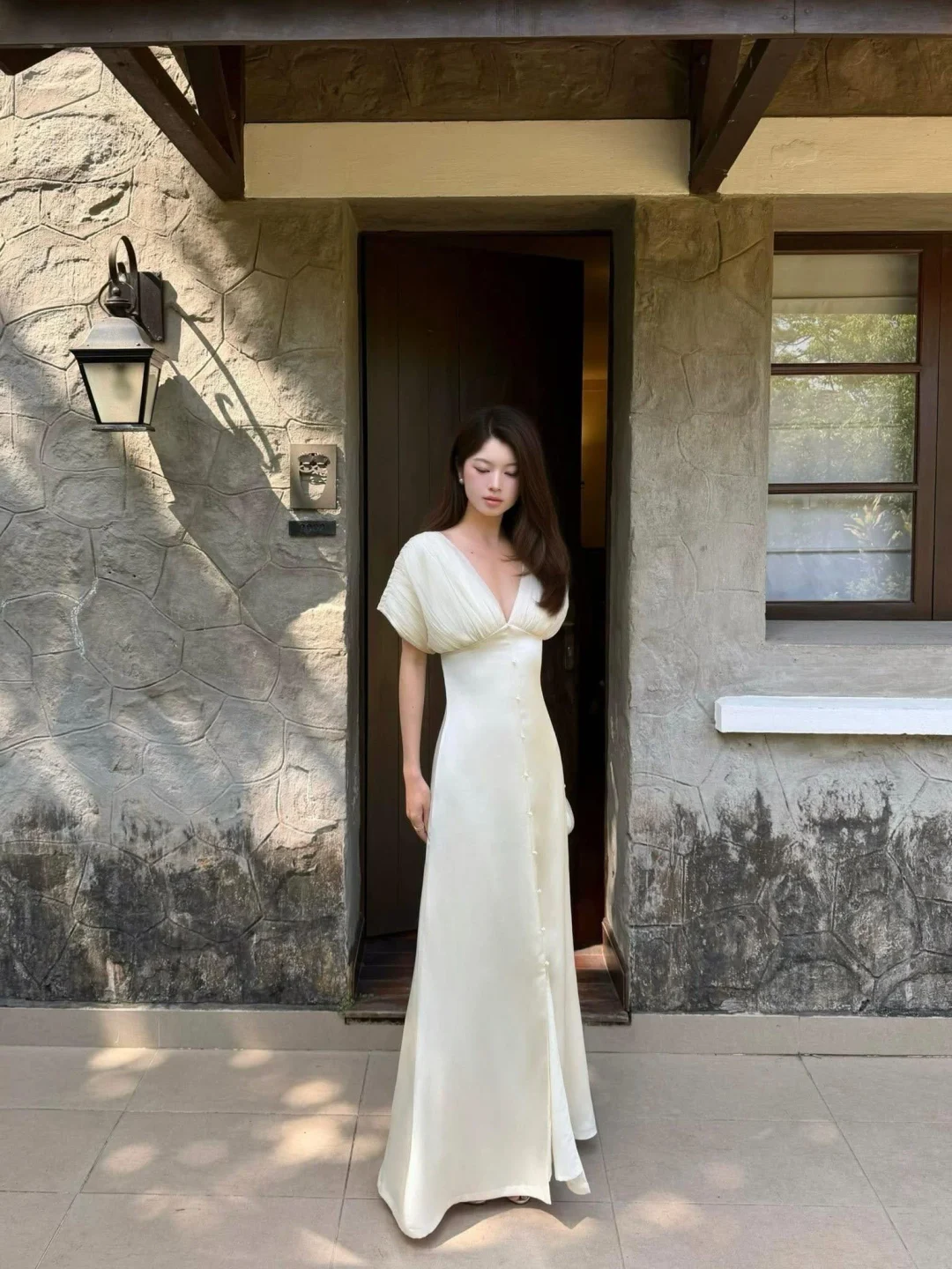 Photo 3 of Đầm dạ hội satin trắng Enka tay phồng
