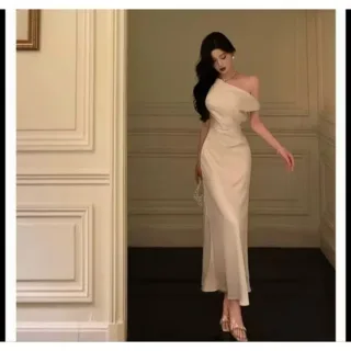Photo 4 of Váy dài trễ vai lụa trắng nữ