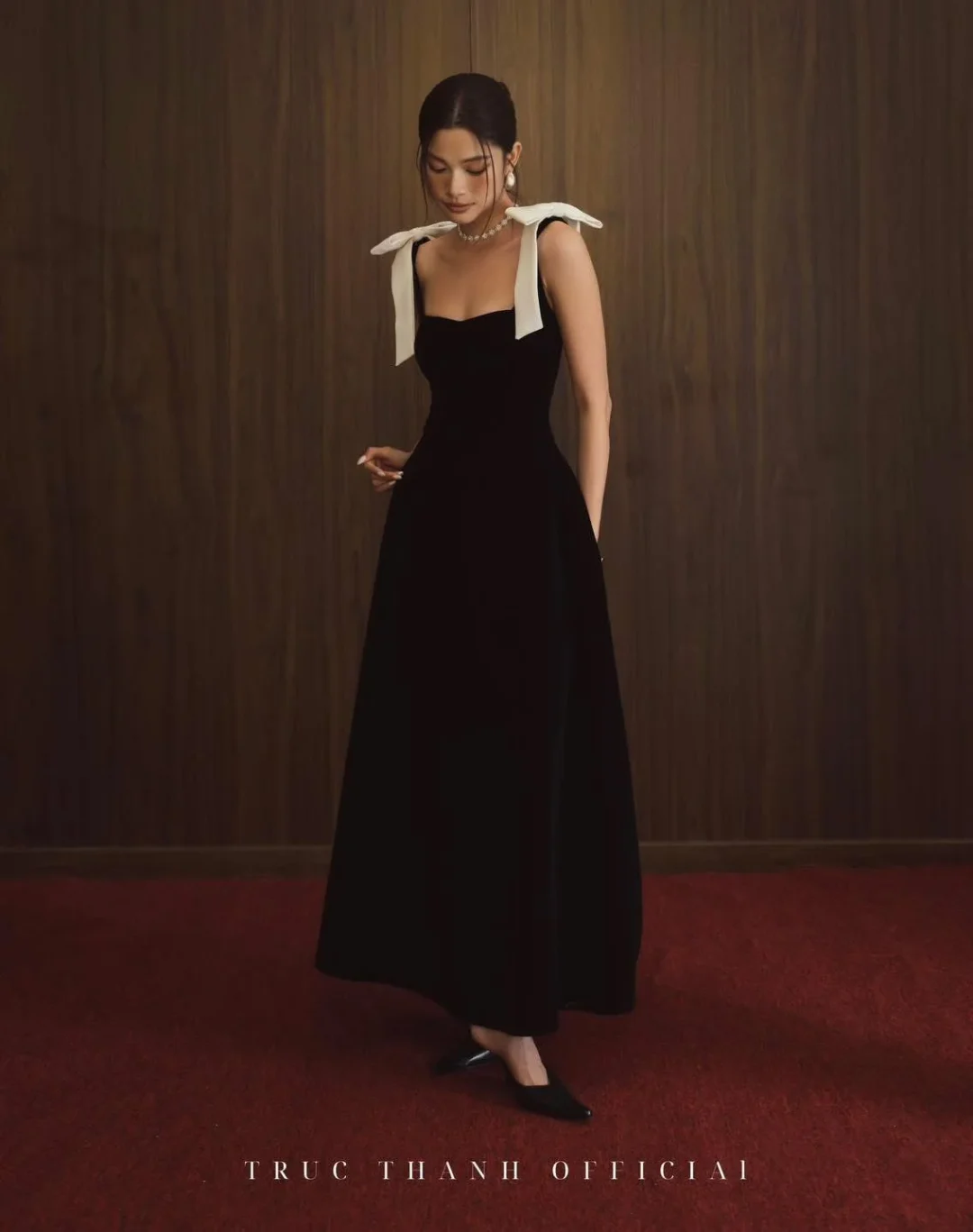 Photo 4 of Đầm maxi nhung đen Trúc Thanh size M