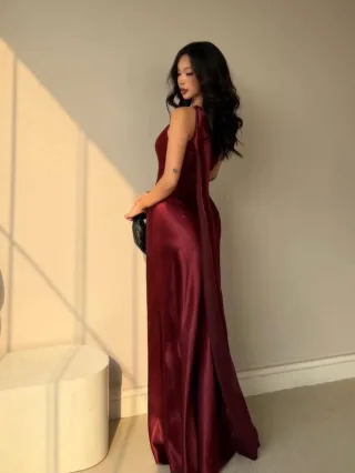 Ảnh 4 của Đầm dạ hội satin đỏ đô một vai
