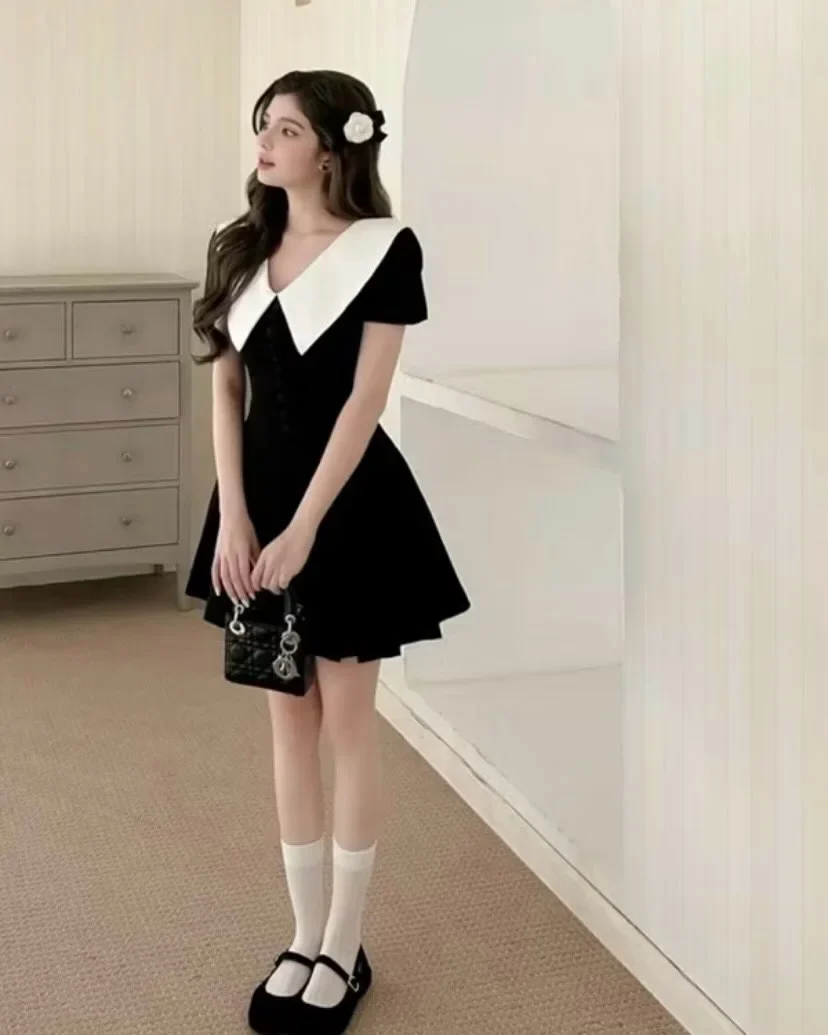 Photo 2 of Váy ngắn đen cổ trắng xếp ly nữ
