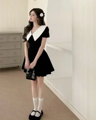 Photo 2 of Váy ngắn đen cổ trắng xếp ly nữ