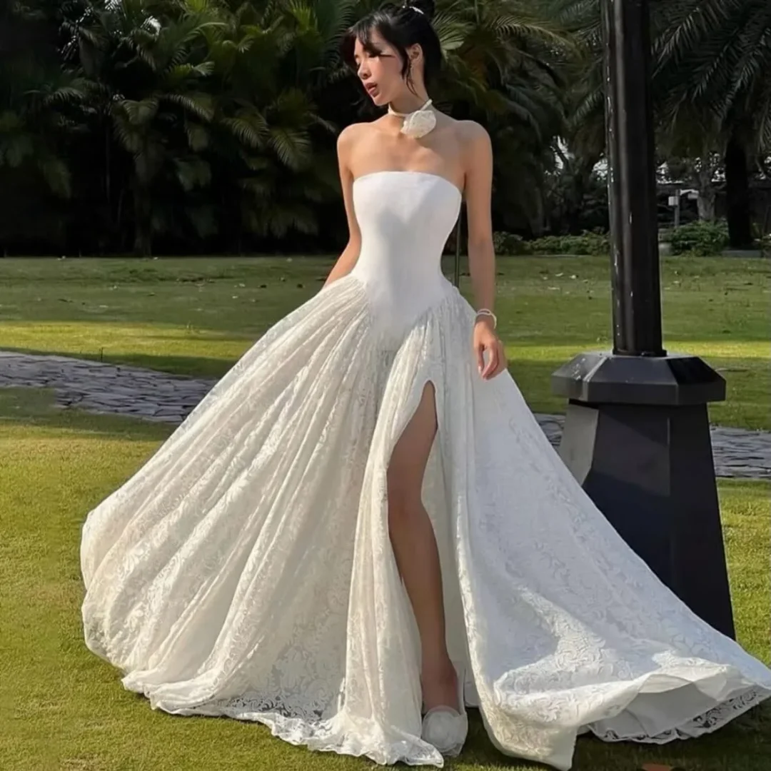 Photo 1 of Váy cưới trắng xòe ren không dây nữ