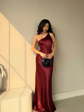 Ảnh 2 của Đầm dạ hội satin đỏ đô một vai