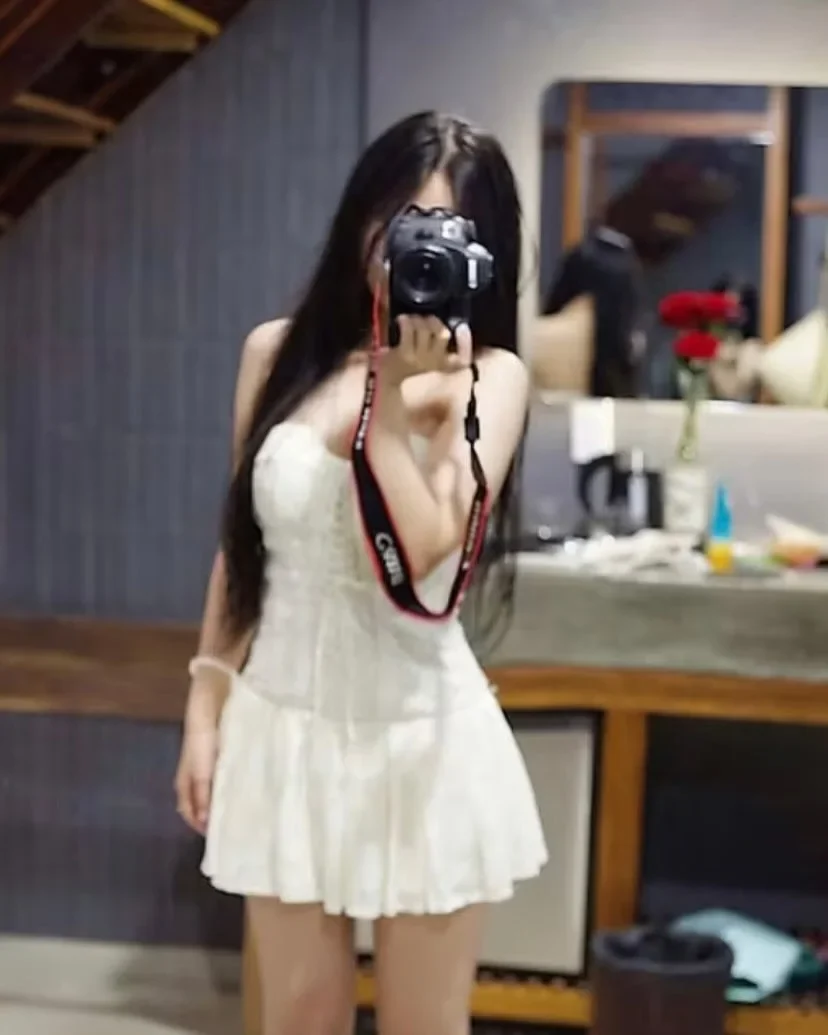 Photo 1 of Váy trắng ren ngắn nữ tính