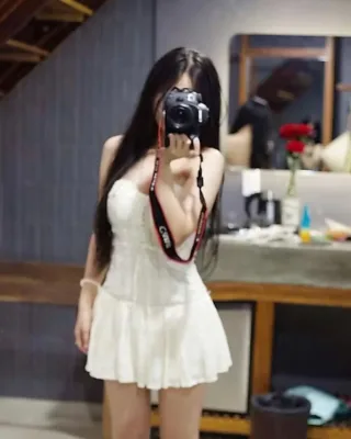 Photo 1 of Váy trắng ren ngắn nữ tính