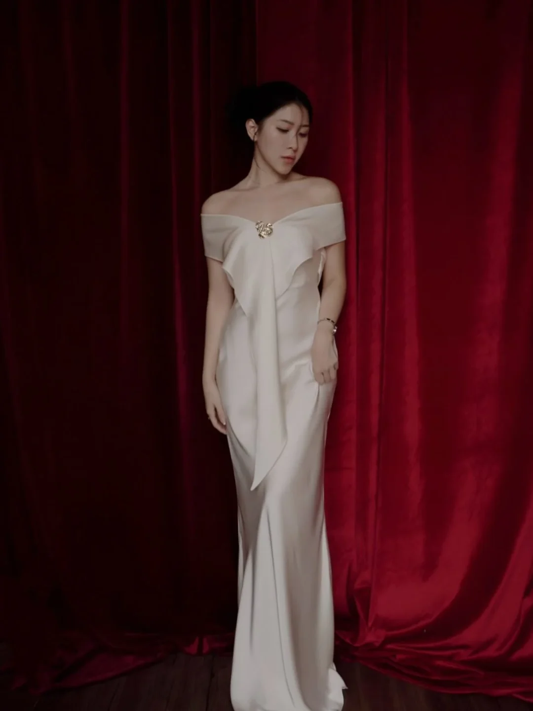 Photo 2 of Váy dạ hội lụa kem trễ vai đuôi cá