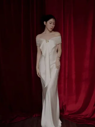 Photo 2 of Váy dạ hội lụa kem trễ vai đuôi cá