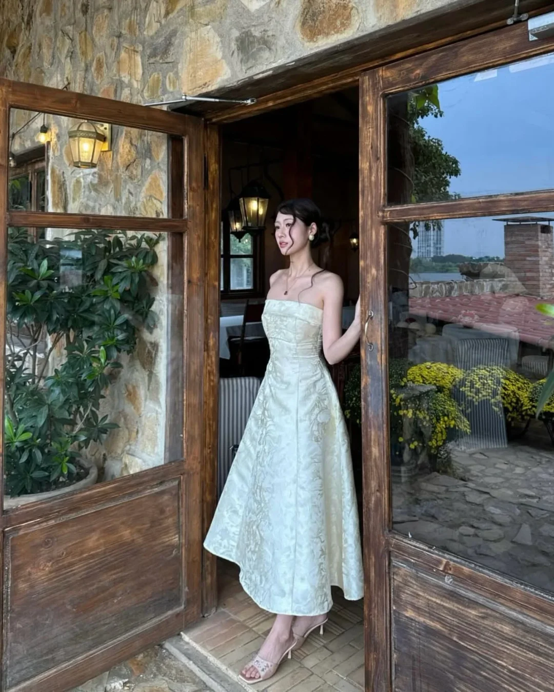 Photo 2 of Đầm dạ hội strapless hoa văn trắng Fini8