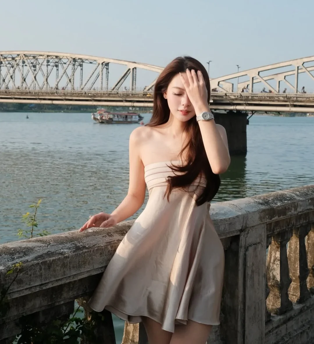 Photo 1 of Đầm strapless lụa mini màu kem nữ