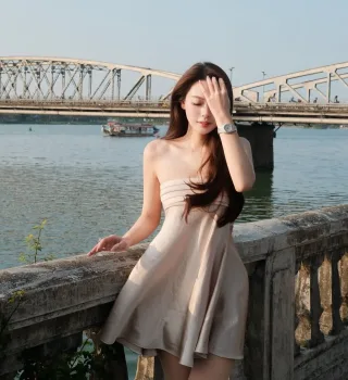 Photo 1 of Đầm strapless lụa mini màu kem nữ
