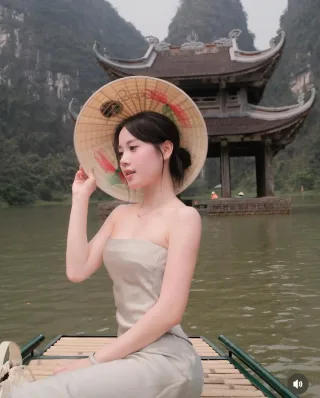 Photo 2 of Đầm ống quây lụa be nhạt thanh lịch nữ