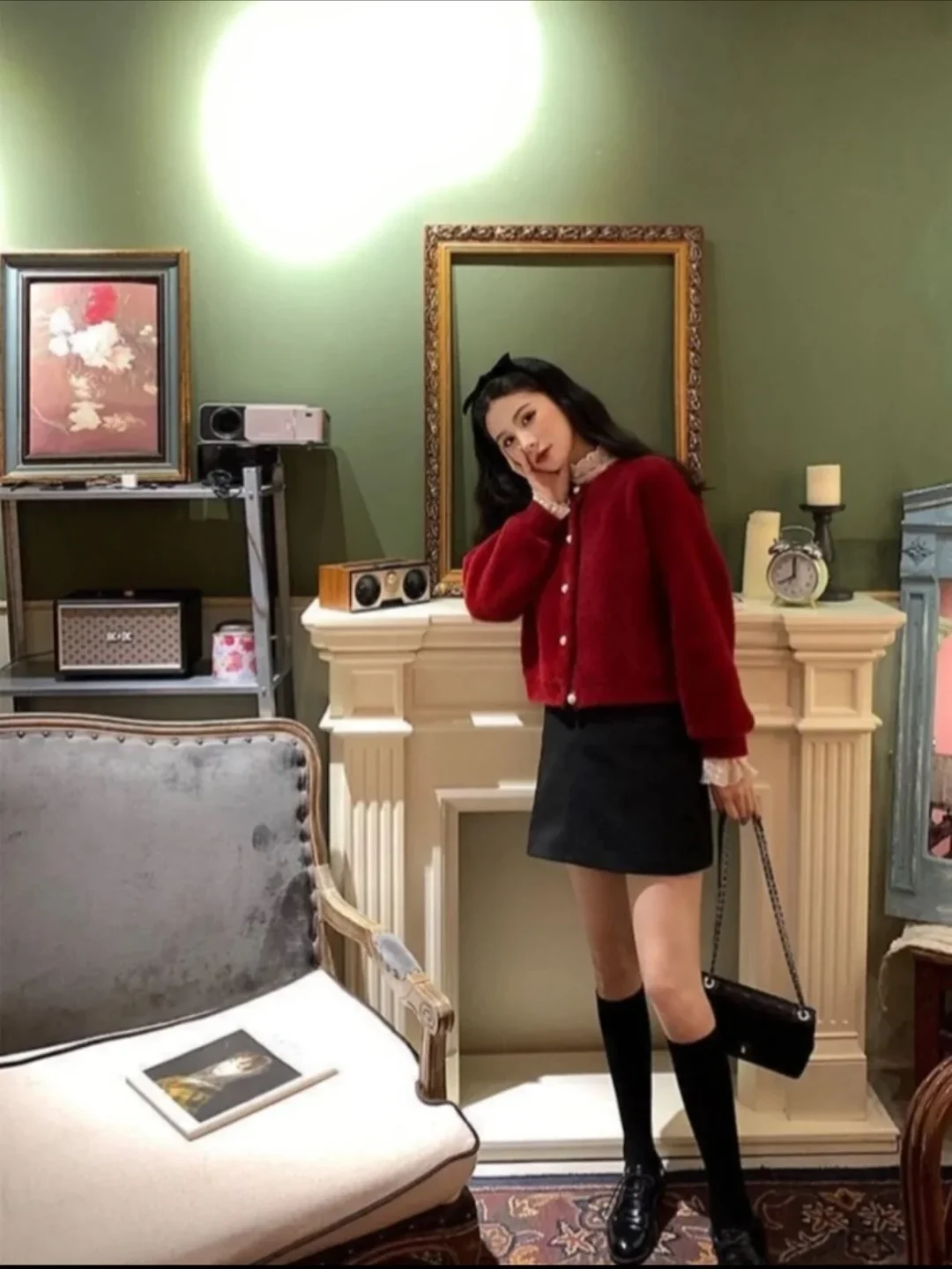 Ảnh 6 của Cardigan lông đỏ nút ngọc trai nữ