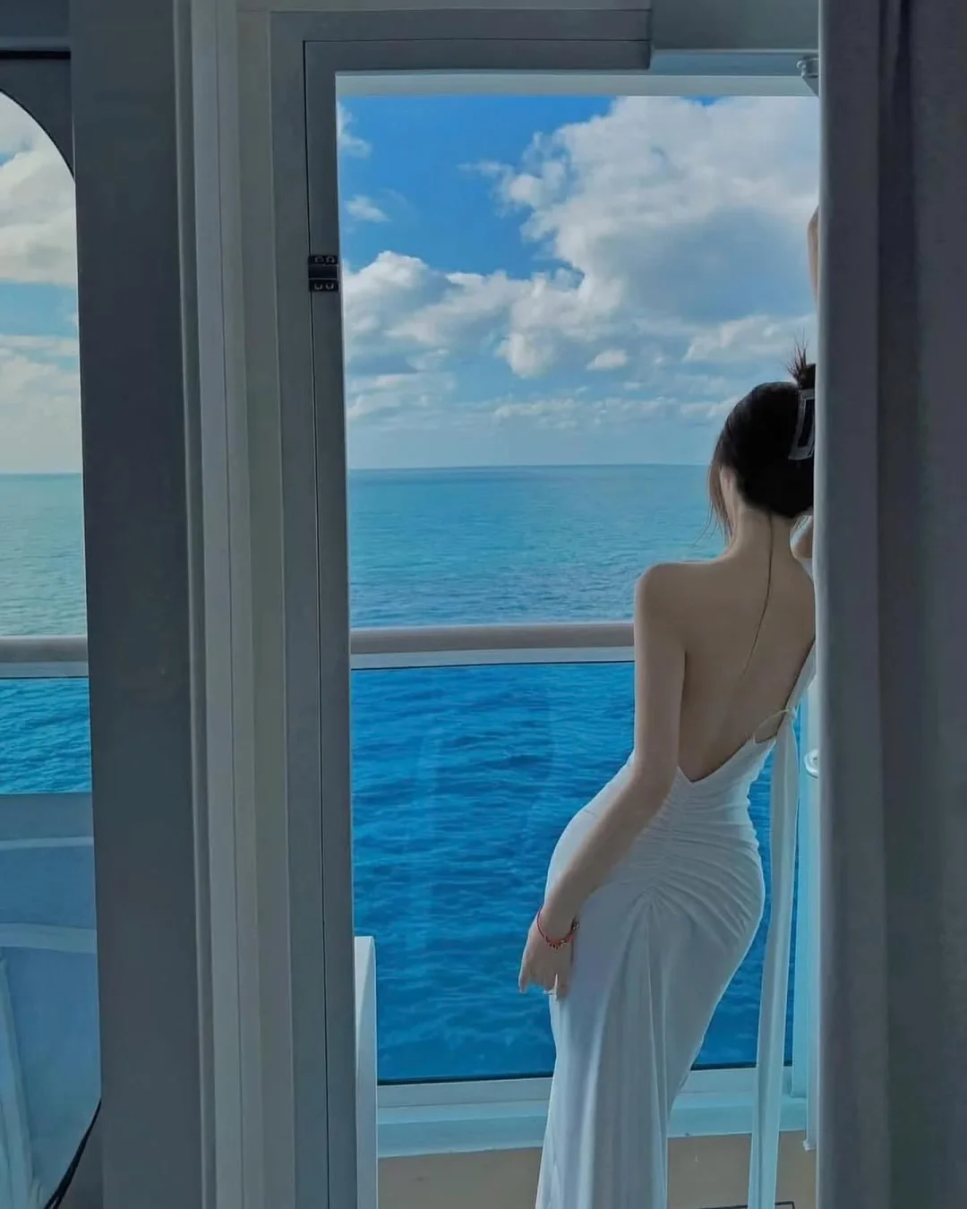 Photo 3 of Váy trắng bodycon hở lưng cho thuê