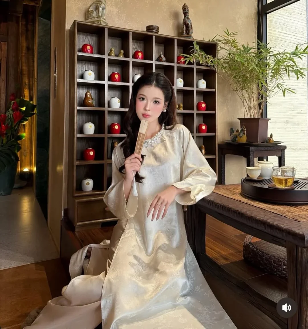 Photo 1 of Áo dài lụa kem thêu hoa truyền thống