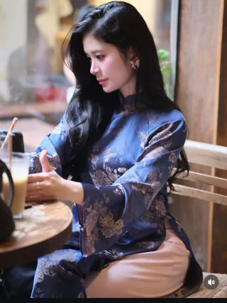 Ảnh 3 của Áo dài lụa xanh thêu hoa nữ truyền thống