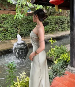 Photo 3 of Đầm cúp ngực satin xanh lá nhạt