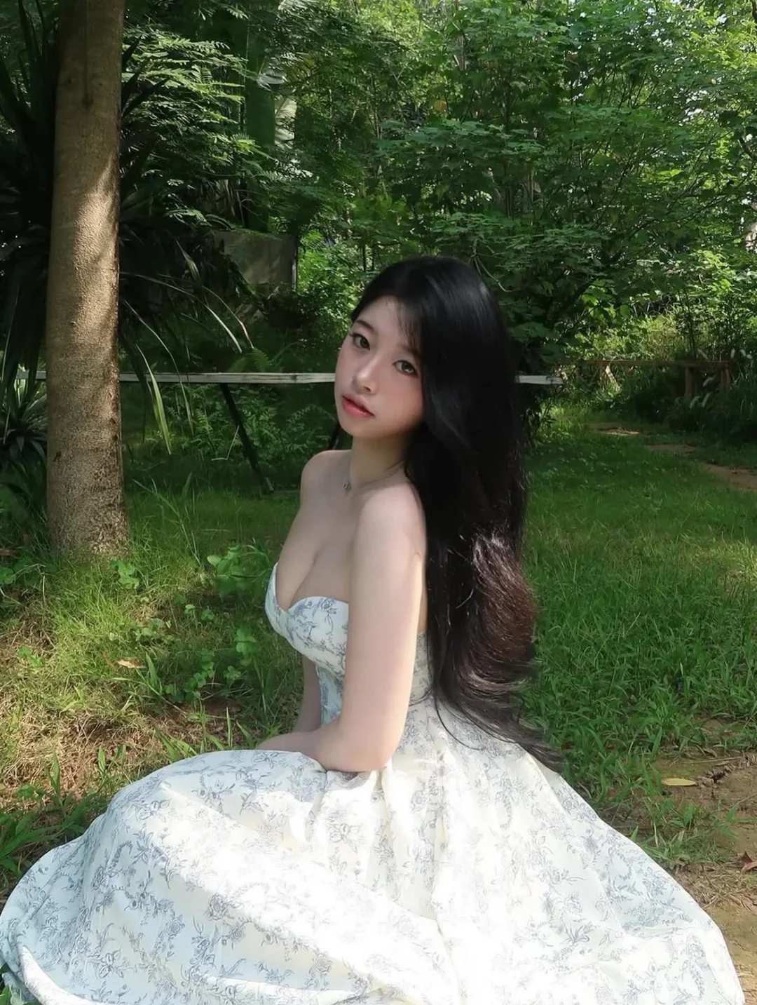 Photo 4 of Đầm maxi strapless trắng hoa nữ