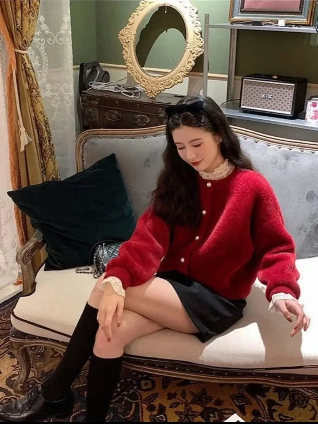 Ảnh 4 của Cardigan lông đỏ nút ngọc trai nữ