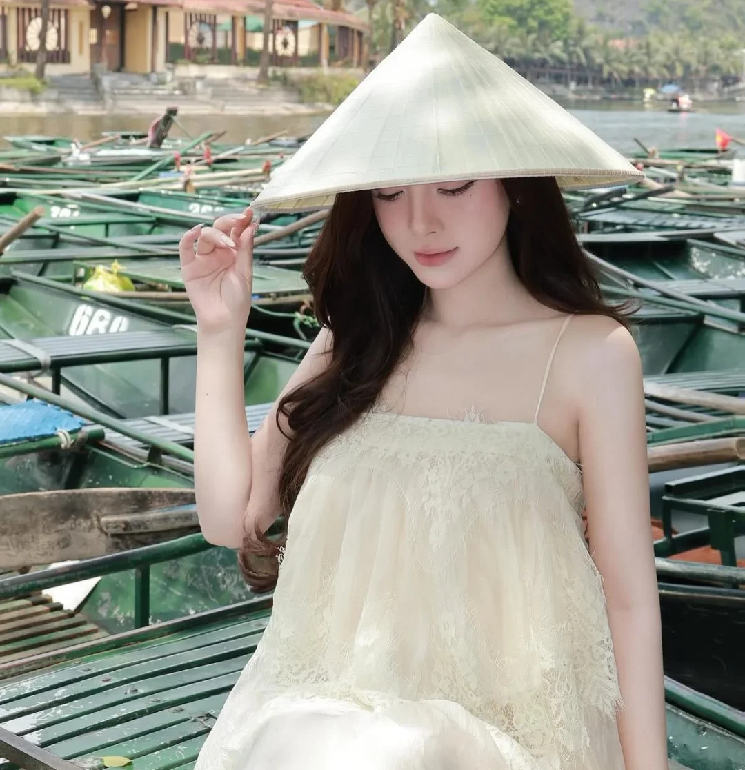 Photo 6 of Váy ren hai dây kem nữ tính vintage