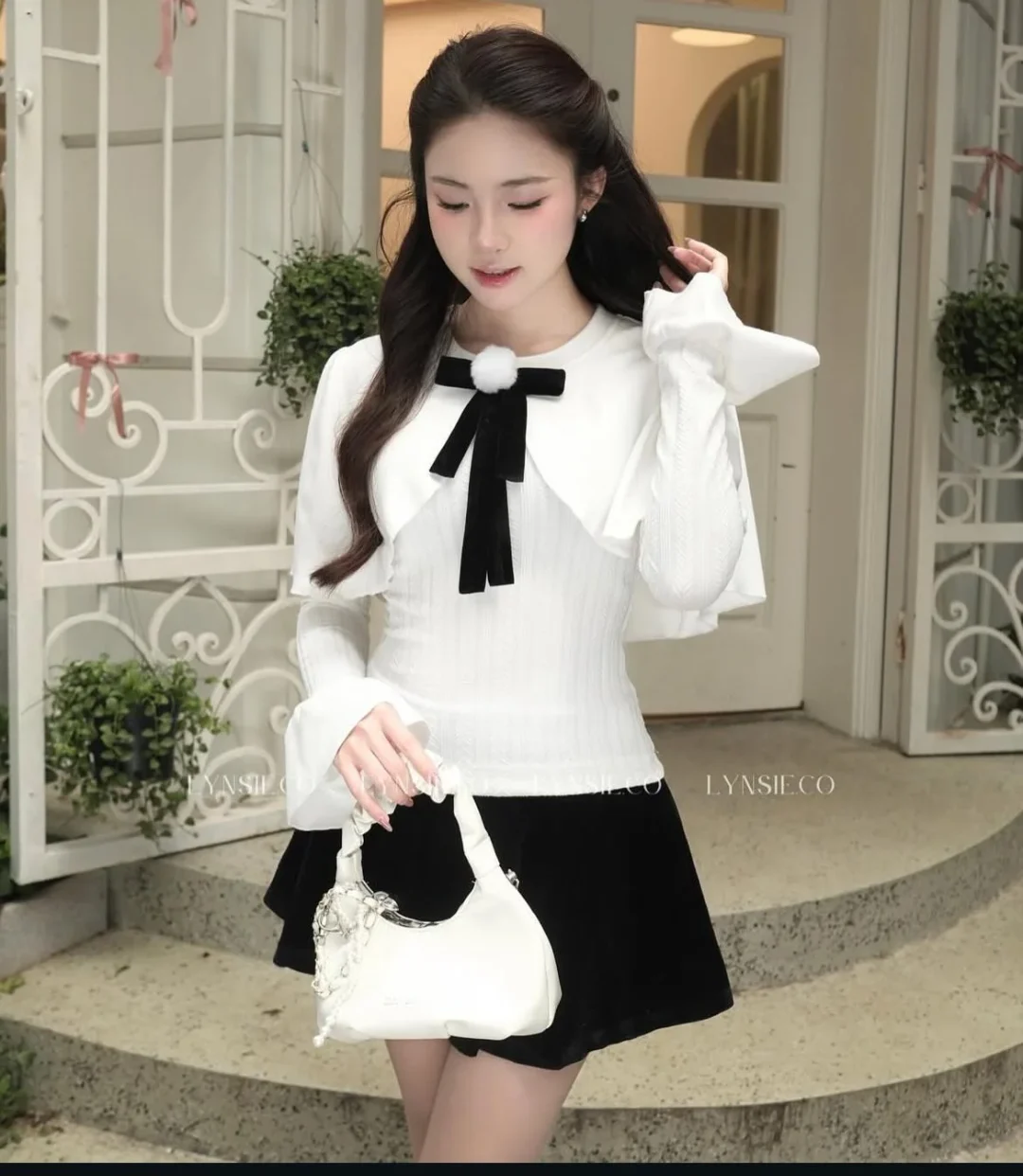 Photo 3 of Áo len trắng nơ nhung tay loe kèm váy đen
