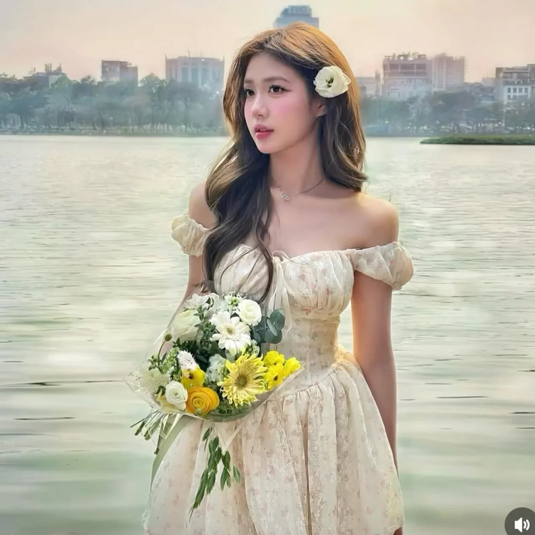 Photo 1 of Đầm trễ vai hoa nhí voan kem size M