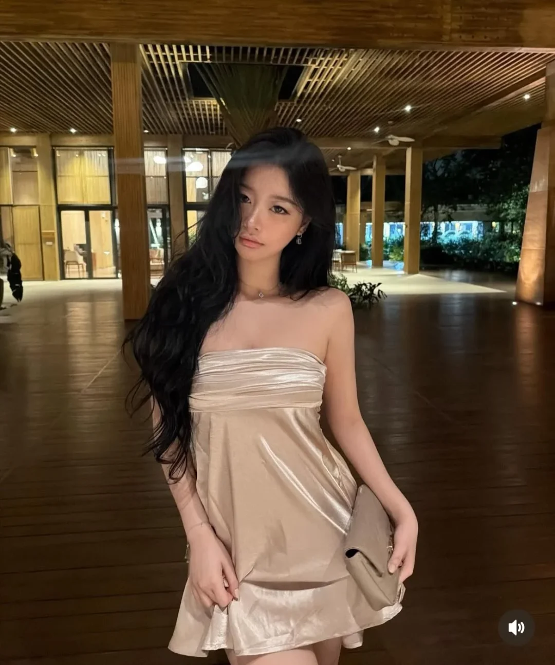Ảnh 1 của Váy mini cúp ngực satin be sang trọng